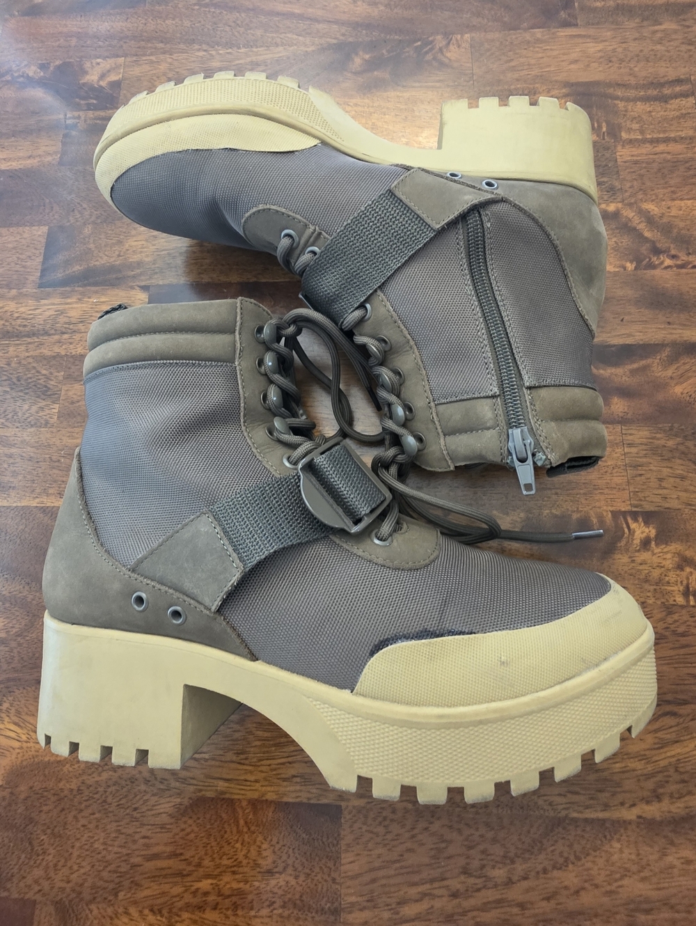 Steve Madden Taupe Lace-Up Chunky Lug Heel Boots 9.5  **read Description